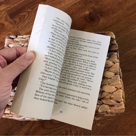 Goosebumps: One Day at Horrorland by: R.L. Stine, paperback book - Picture 3 of 5